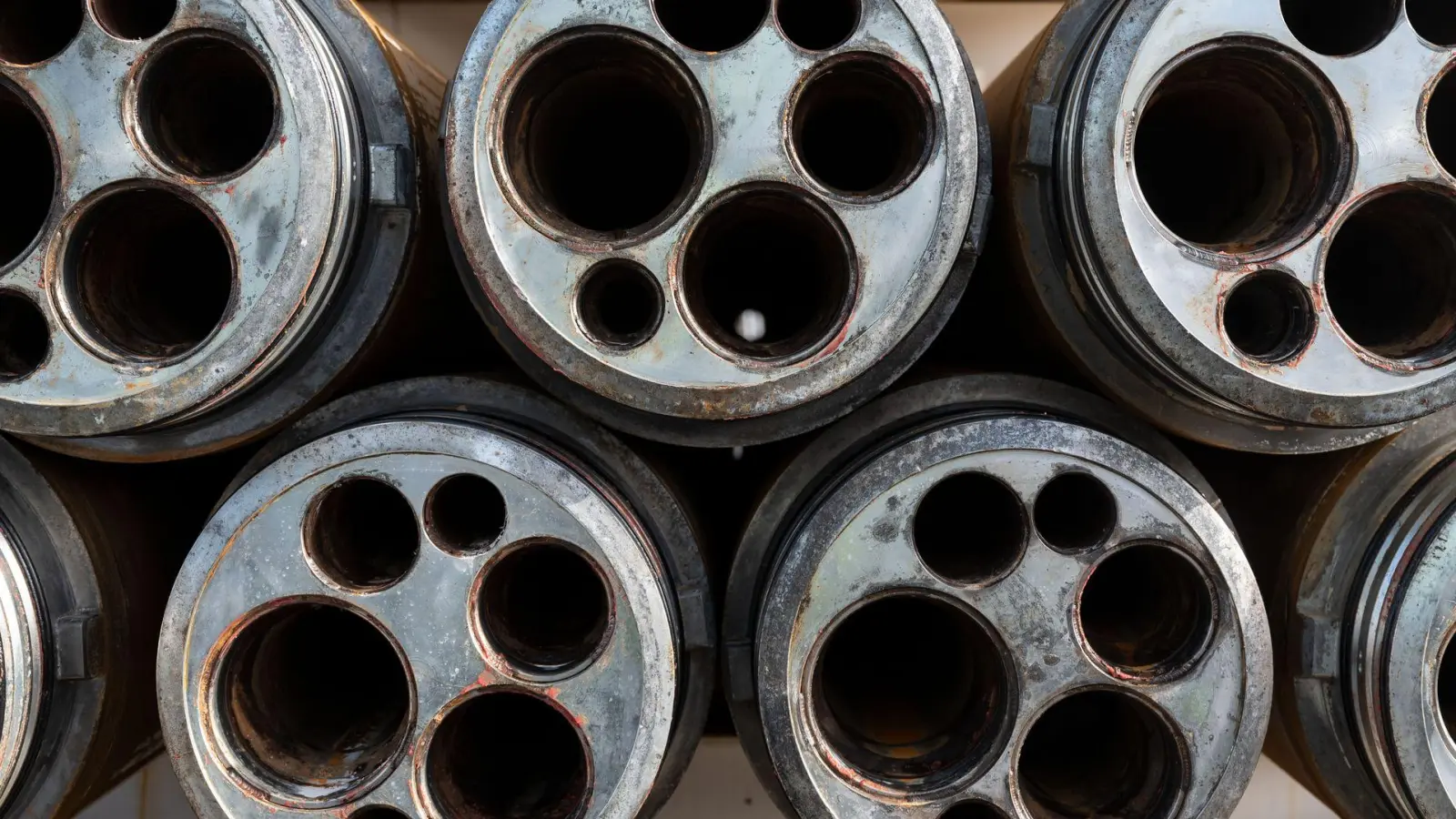 Protest, Klagen, Kompromisse: Nach jahrelangem Streit startet der Bau für Suedlink in Thüringen und Bayern. Doch es bahnt sich neuer Widerstand an. (Symbolbild) (Foto: Marijan Murat/dpa)