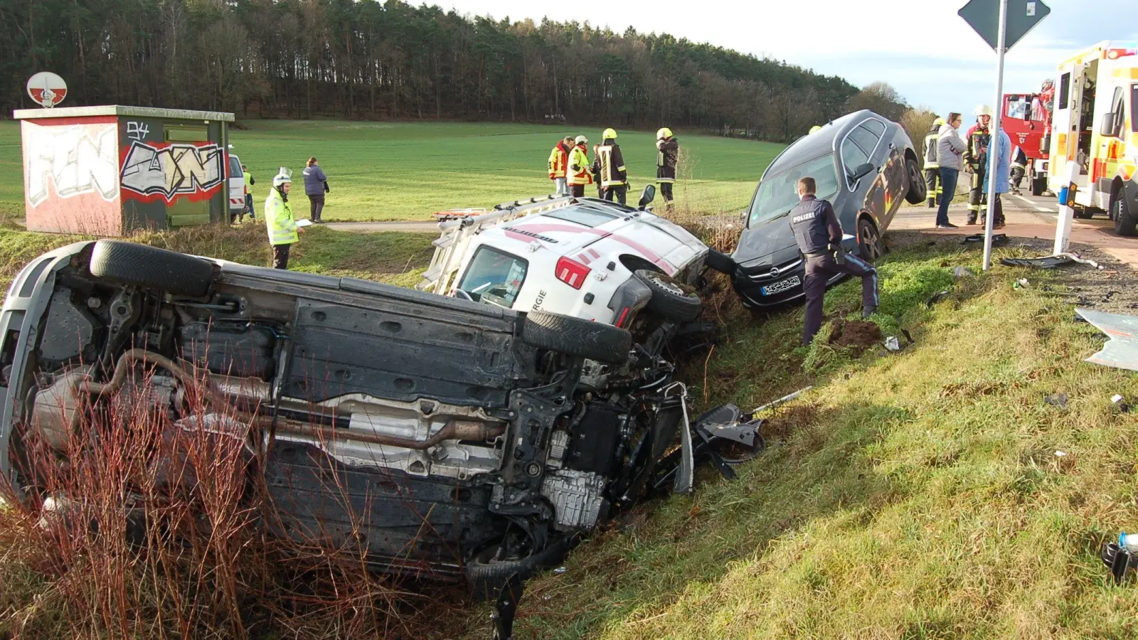 Bei dem schweren Unfall am Montagmorgen bei Pahres landeten die beiden vorderen Autos auf dem Foto im Straßengraben. (Foto: Christa Frühwald)