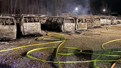 23 Dienstfahrzeuge gingen in Flammen auf. (Foto: Berufsfeuerwehr München/dpa)