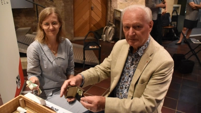 Ernst Bayerlein, der Enkel der Ende 1940 in der Tötungsanstalt Hartheim bei Linz ermordeten Anna Kurz, und seine Tochter Sonja Bayerlein präsentierten bei einer Pressekonferenz Utensilien aus dem Nachbau eines Koffers. Durch sie konnte rund 80 Jahre nach der Tat das Verbrechen für die Familie aufgedecken werden. (Foto: Kurt Güner)