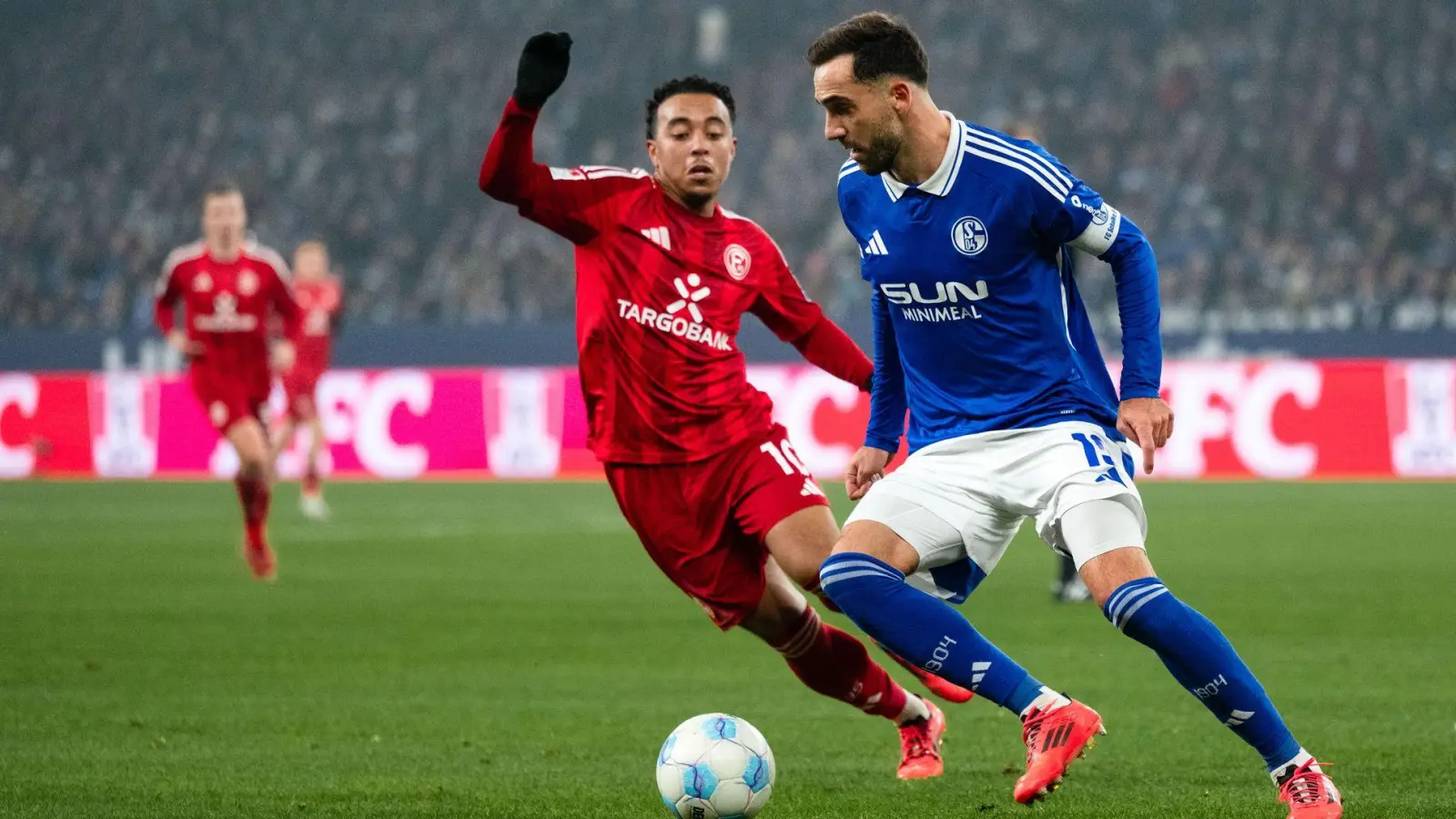 Schalke und Düsseldorf lieferten sich viele packende Zweikämpfe. (Foto: Marius Becker/dpa)