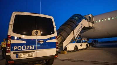 Bei Abschiebungen unterstützt die Bundespolizei die Ausländer- und Polizeibehörden der Länder. (Symbolbild) (Foto: Michael Kappeler/dpa)