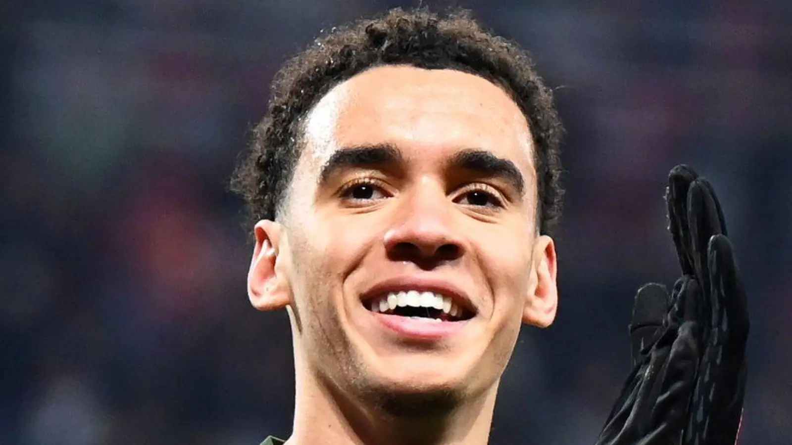 Jamal Musiala strahlt nach seinem Comeback in Leipzig. (Foto: David Hammersen/dpa)