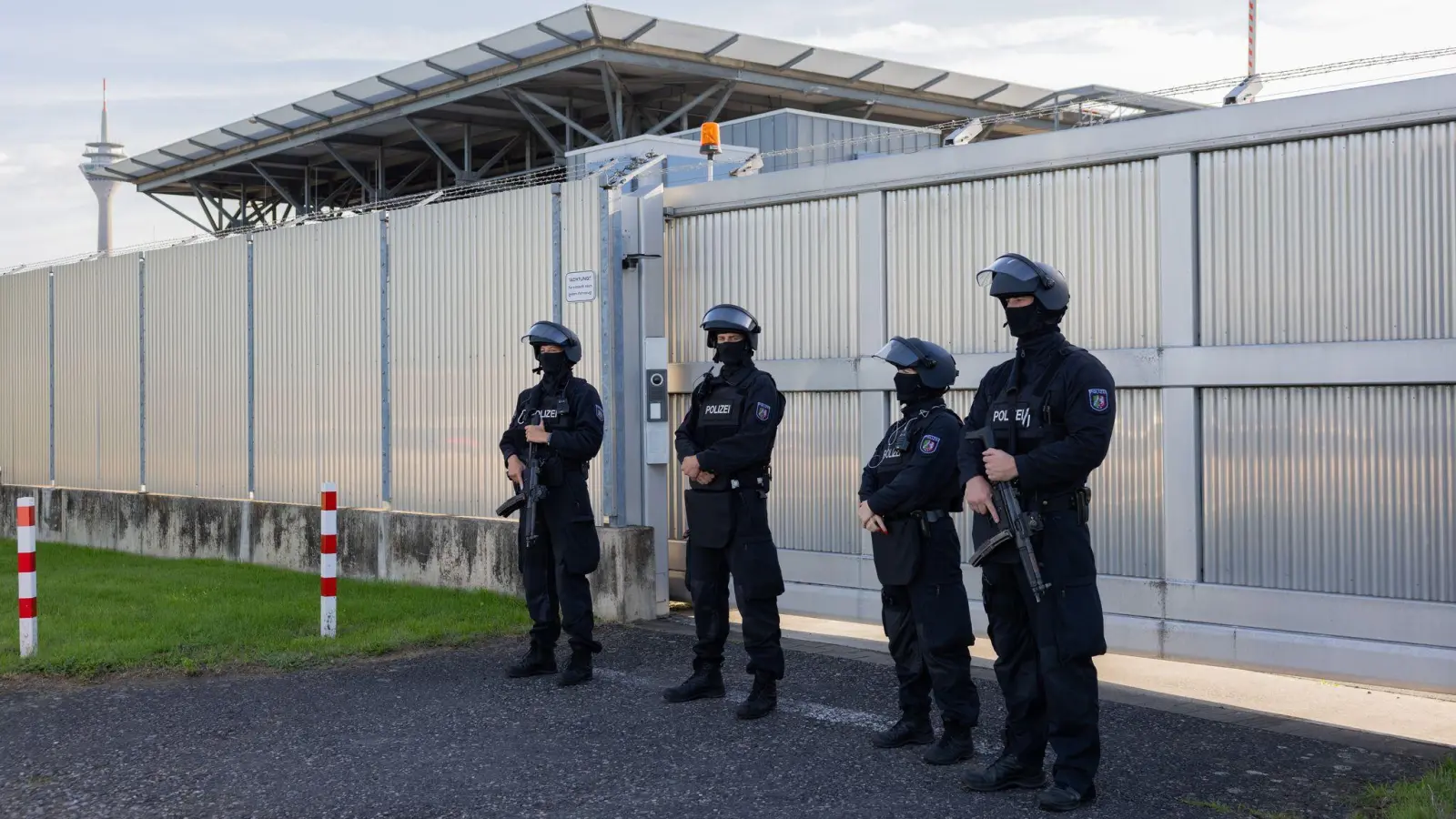 Scharfe Sicherheitsvorkehrungen am Prozessgebäude. (Foto: Rolf Vennenbernd/dpa)