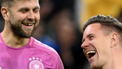 Nach fast neun Monaten zurück im Nationalteam: Torjäger Niclas Füllkrug (l) und Torwart Marc-André ter Stegen.  (Foto: Federico Gambarini/dpa)