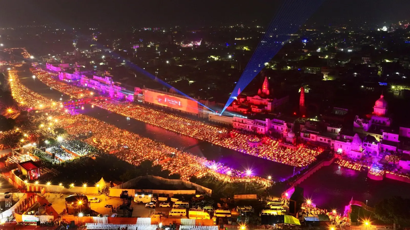 Lampen erhellen die Ufer des Flusses Saryu am Vorabend des hinduistischen Diwali-Festes in Ayodhya. (Foto: Rajesh Kumar Singh/AP/dpa)