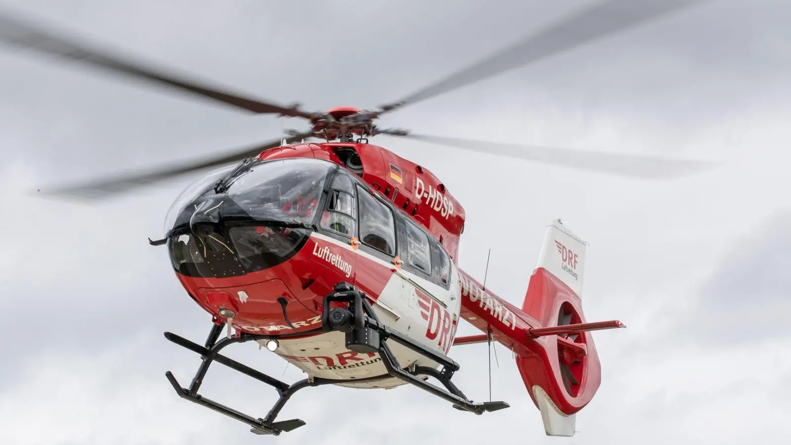 Mit einem Rettungshubschrauber wurde der Bub in ein Krankenhauss gebracht. (Symbolbild) (Foto: Daniel Karmann/dpa)