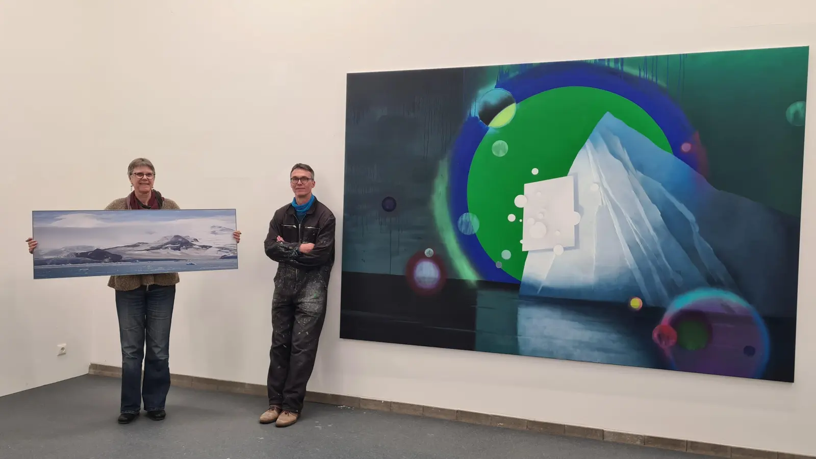 Stellen gemeinsam aus: Klaudia Dietewich aus Stuttgart präsentiert Fotografien aus der Antarktis. Gerhard Rießbeck zeigt unter anderem sein Großformat „Albedo II“. (Foto: Anna Franck)