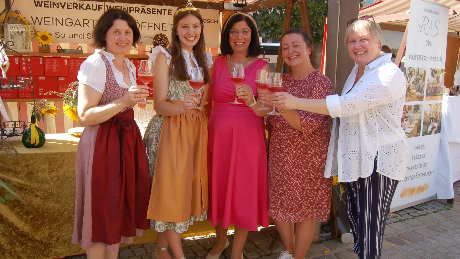 Die Vorsitzende des Weinbauvereins Oberer Ehegrund Anke Gümpelein, Weinprinzessin Anne I., dritte Bürgermeisterin Heike Gareis und die Organisatoren der Stadt, Lisa Tiefel und Sabine Fink (von links). (F.: Christa Frühwald)