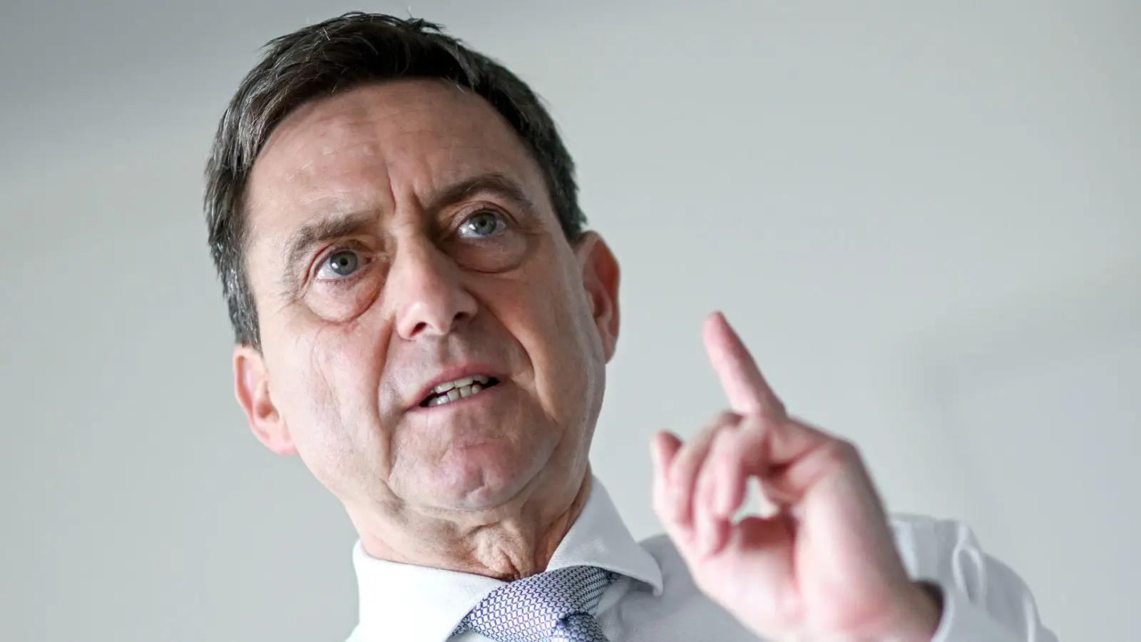 „Bei der Pflegeversicherung brennt die Hütte“, warnt GKV-Chef Oliver Blatt. (Archivbild) (Foto: Britta Pedersen/dpa)