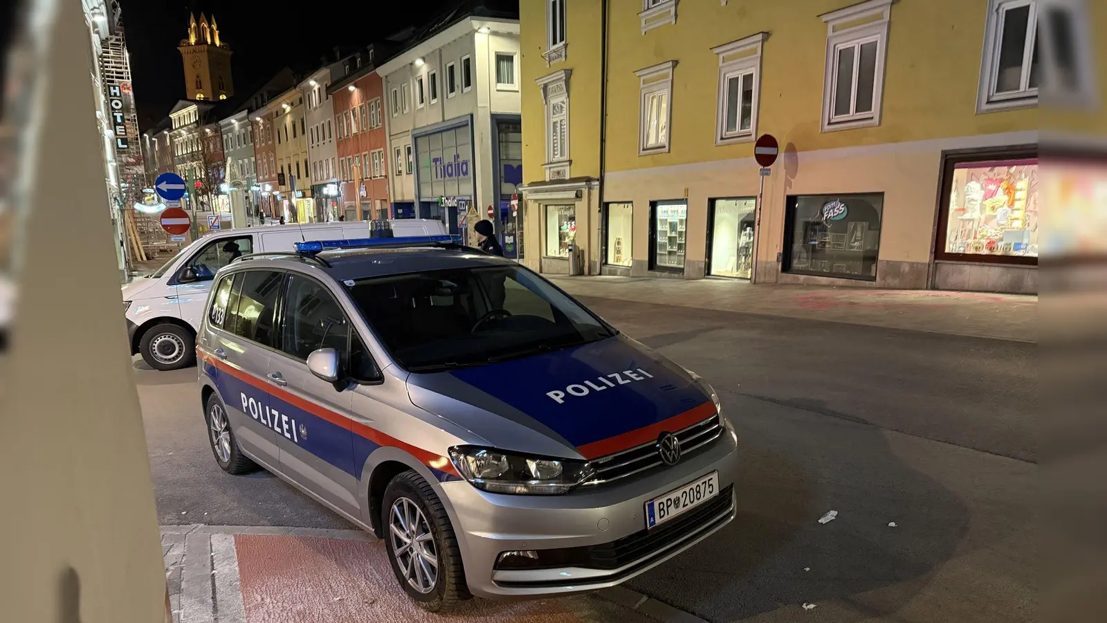 Der Verdächtige wurde im Zentrum von Villach festgenommen. (Foto: Gerd Eggenberger/APA/dpa)