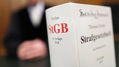 Ein Rentner bedrohte einen Anwohner mit einem Messer. Nun musste das Landgericht Ansbach über ihn urteilen. (Symbolbild: Oliver Berg/dpa)