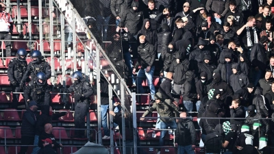 Anhänger von Borussia Mönchengladbach treten eine Schutzscheibe ein.  (Foto: Federico Gambarini/dpa)