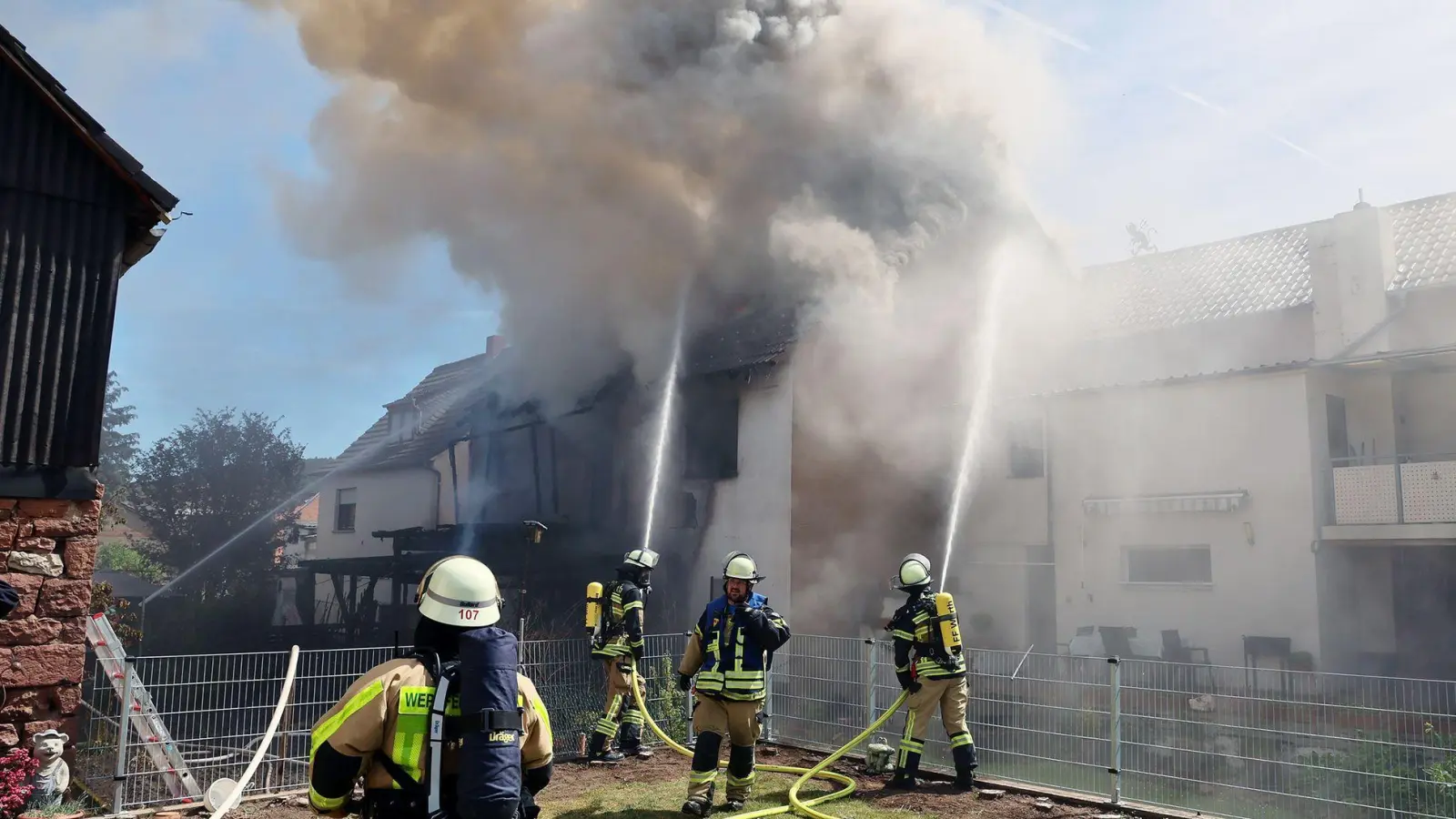 In Unterfranken ist ein Asylbewerberheim ausgebrannt, die Bewohner konnten sich retten. (Foto: Ralf Hettler/dpa)