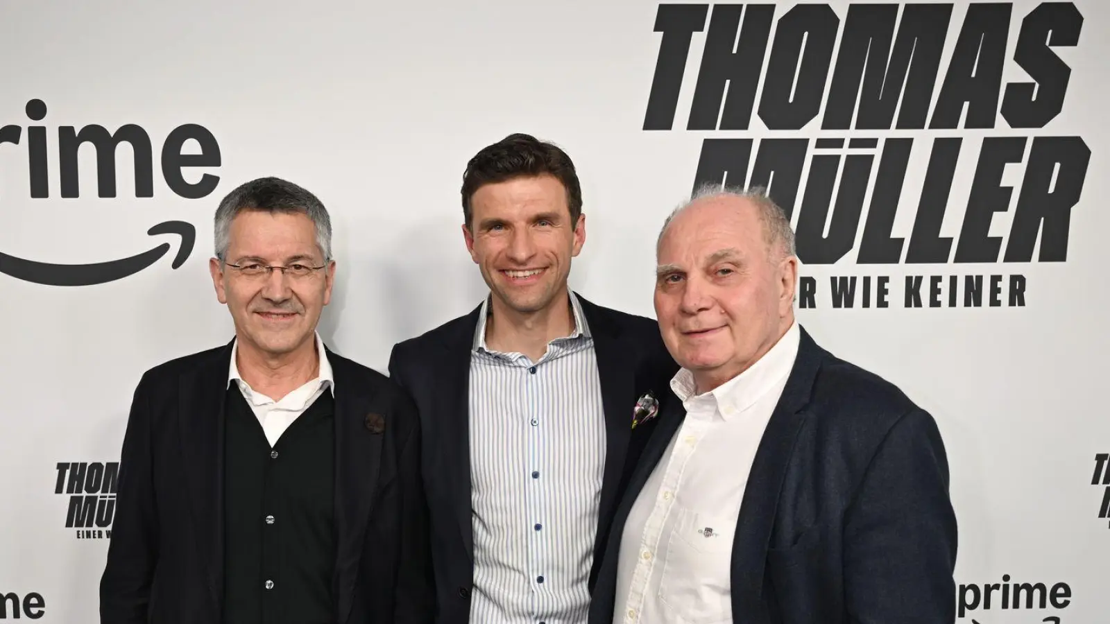 Uli Hoeneß (rechts) hält nichts von einem Thomas Müller (Mitte) auf der Bayern-Ersatzbank. (Foto: Felix Hörhager/dpa)