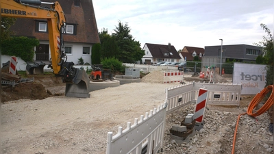 Die Danziger Straße ist eine Baustelle. Bei den Arbeiten wurden zwei riesige Zisternen im Untergrund vergraben, die für die Regenrückhaltung dienen.  (Foto: Peter Tippl)