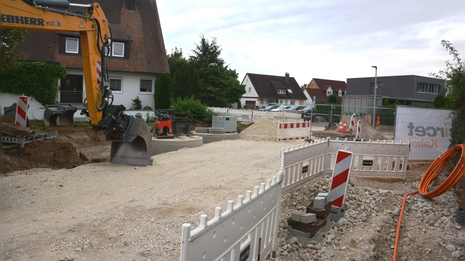 Die Danziger Straße ist eine Baustelle. Bei den Arbeiten wurden zwei riesige Zisternen im Untergrund vergraben, die für die Regenrückhaltung dienen.  (Foto: Peter Tippl)