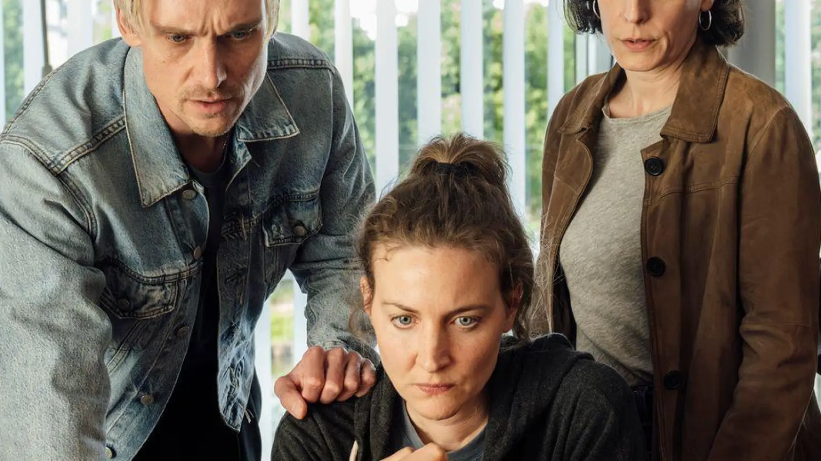 Die Kollegen von Pia Heinrich (Ines Marie Westernströer, 2.v.l.) haben genug damit zu tun, sich auf die besondere Atmosphäre im Dorf und ihre besonderen Bewohner einzulassen. (Handout) (Foto: Manuela Meyer/SR-Kommunikation/dpa)