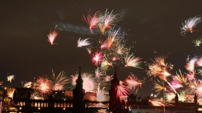 Feuerwerk an Silvester wie hier in Berlin ist beliebt in Deutschland - trotz aller Debatten um Umweltschäden (Archivbild) (Foto: Paul Zinken/dpa)