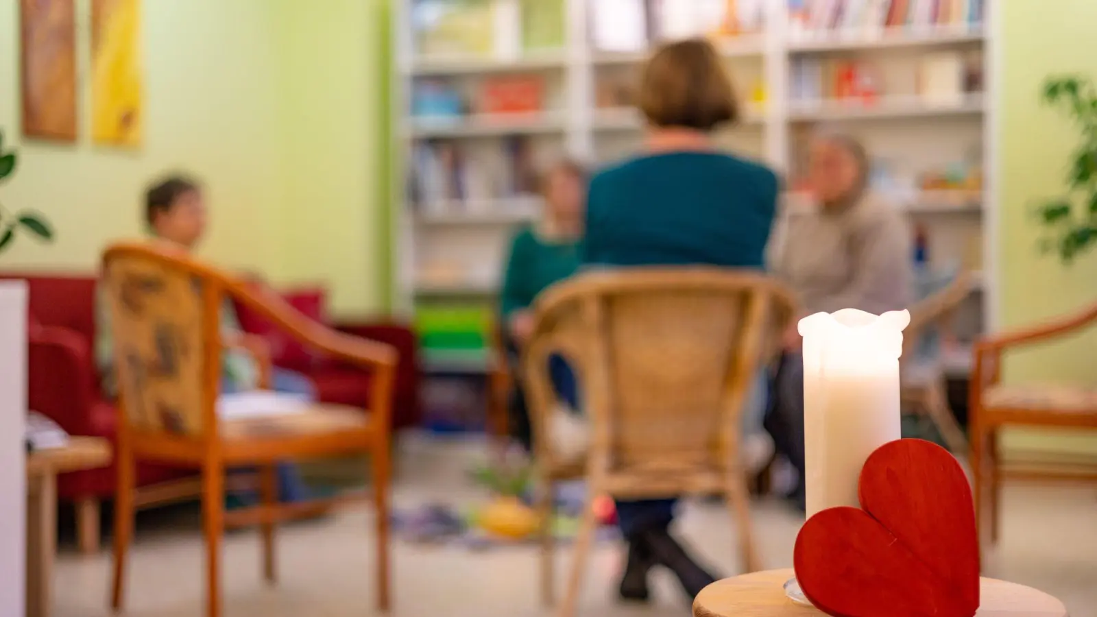 Viele Sozialarbeiterinnen und -arbeiter wirken in Beratungsstellen - doch die klagen über mangelnde finanzielle Unterstützung. (Symbolbild) (Foto: Michael Reichel/dpa)