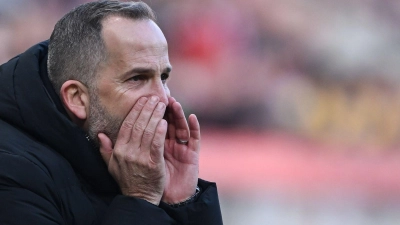 Macht den Video-Assistenten mitverantwortlich für die Niederlage in Mainz: Augsburgs Trainer Manuel Baum. (Foto: Florian Wiegand/dpa)