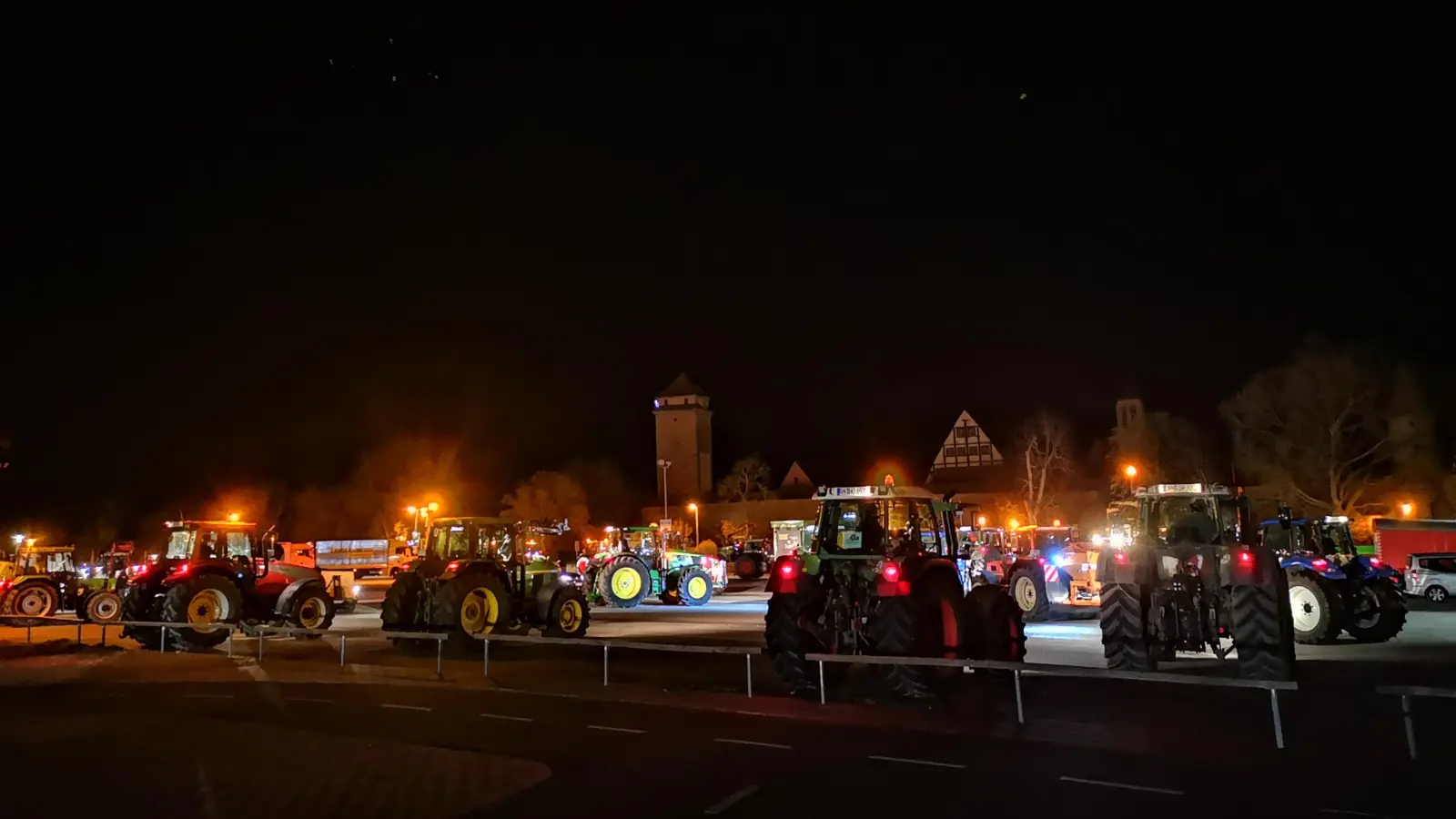 In Rothenburg ergab sich am frühen Morgen auf dem Parkplatz am Spitaltor eine Ansammlung von rund 300 Schleppern. Mit ihren Fahrzeugen starteten die Protestteilnehmer von dort aus auf eine große Runde über Gebsattel, Diebach und Wörnitz bis Feuchtwangen und wieder zurück. (Foto: Jürgen Binder)