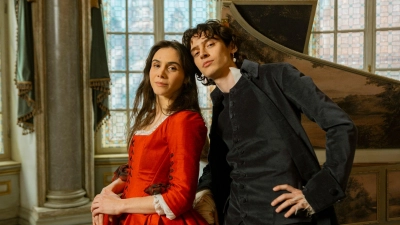 Havana Joy und Eren M. Güvercin spielen in der neuen ARD-Serie „Mozart/Mozart“ die Wunderkinder Maria Anna und Wolfgang Amadeus Mozart. (Foto: Armands Virbulis/WDR Story House Pictures GmbH/dpa)