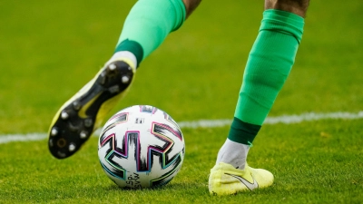 Ein Fußballspieler spielt den Ball. (Foto: Uwe Anspach/dpa/Symbolbild)