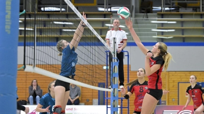 Marlene Maruhn (vorne rechts, im Heimspiel gegen den TSV Eiselfing) versenkte in Eiselfing den letzten Ball unerreichbar für den Gastgeber zum 25:23-Matchgewinn im gegnerischen Feld. (Foto: Martin Rügner)