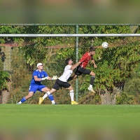 Mit diesem Kopfball erzielte Tim Weigl (rechts) das 3:2 für Aufkirchen gegen Arberg (Torwart Max Baumgärtner und Albert Glas), Endstand 4:2. Die Arberger empfangen am Samstag Fortuna Neuses zum Derby, der SCA spielt am Sonntag beim Schlusslicht Marienstein. (Foto: Martin Rügner)