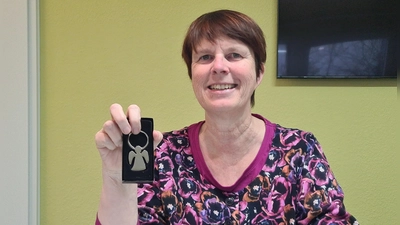 Petra Underbrink freut sich über den „Weißen Engel”, sieht sich aber nur als Empfängerin dieser Auszeichnung. Denn die gebühre allen Ehrenamtlichen des Hospizvereins. (Foto: Margit Schwandt)