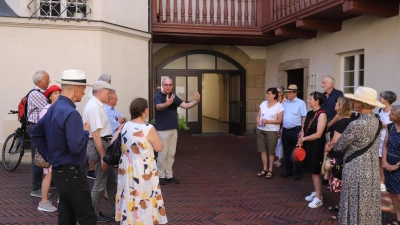 Eine Stippvisite im historischen Beringershof in der Altstadt: Dieser Gruppe brachte der Stadtführer Alexander Biernoth (Mitte) am Wochenende die Geschichte seiner Heimatstadt Ansbach nahe. (Foto: Oliver Herbst)