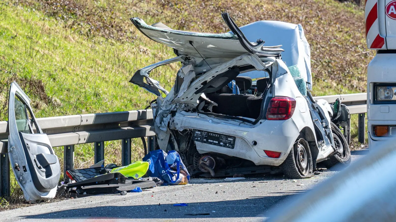 An dem Serienunfall waren laut Polizei sechs Autos und ein Lastwagen beteiligt. (Foto: Armin Weigel/dpa)