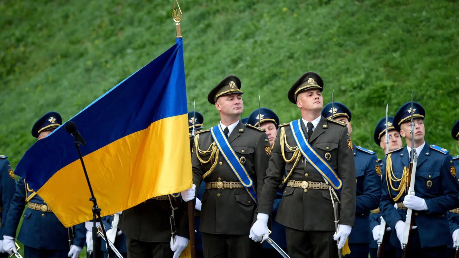Die Ukraine geht am Samstag den Tag ihrer Nationalflagge. Am Sonntag ist Unabhängigkeitstag. (Foto: Uncredited/Ukrainian Presidential Press Office via AP/dpa)