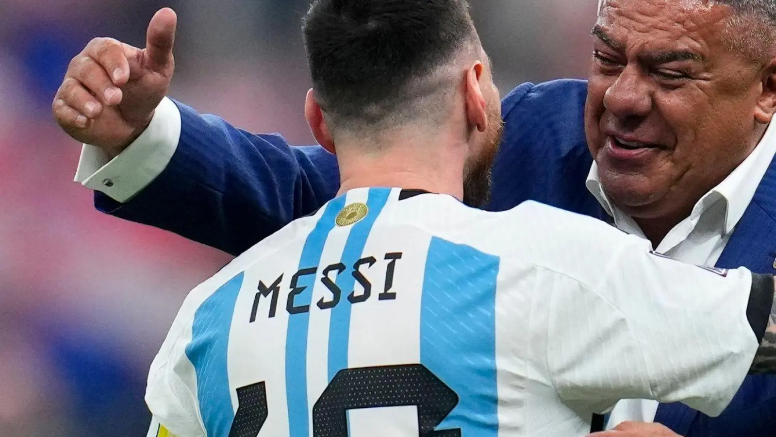 Verbandsboss Claudio Tapia kündigt eine Ehrung für Lionel Messi an. (Archivbild) (Foto: Natacha Pisarenko/AP/dpa)