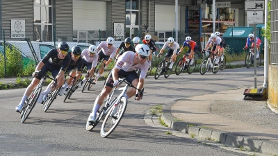 Rasante Kurvenfahrt im Hauptrennen der Elite-Amateure im vergangenen Jahr. (Foto: Siegfried Hüttlinger)