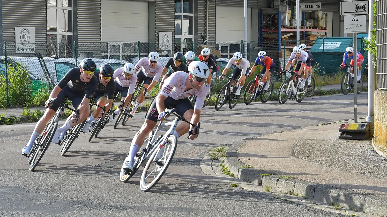 Rasante Kurvenfahrt im Hauptrennen der Elite-Amateure im vergangenen Jahr. (Foto: Siegfried Hüttlinger)