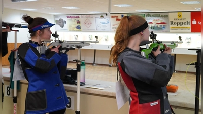 Eine optimale Bilanz mit zwölf Siegen aus zwölf Wettkämpfen erreichte beim SV Ickelheim auch Katharina Ultsch (links), hier im Duell mit Luisa Kirchner vom SV Faulbach. (Foto: Markus Retta)