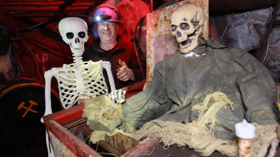 Auch unter Tage ist jetzt Gruselzeit: Im Besucherbergwerk Röhrigschacht Wettelrode werden Geister-Figuren für Halloween installiert.  (Foto: Matthias Bein/dpa)