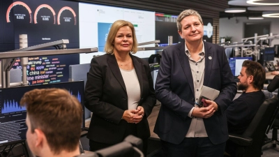 Im vergangenen Februar besuchte Bundesinnenministerin Nancy Faeser (SPD) - hier mit BSI-Präsidentin Claudia Plattner - das Nationale IT-Lagezentrum beim Bundesamt für Sicherheit in der Informationstechnik (BSI) in Bonn.  (Foto: Oliver Berg/dpa)