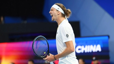 Alexander Zverev feiert den zweiten Sieg beim United Cup. (Foto: Trevor Collens/AP/dpa)