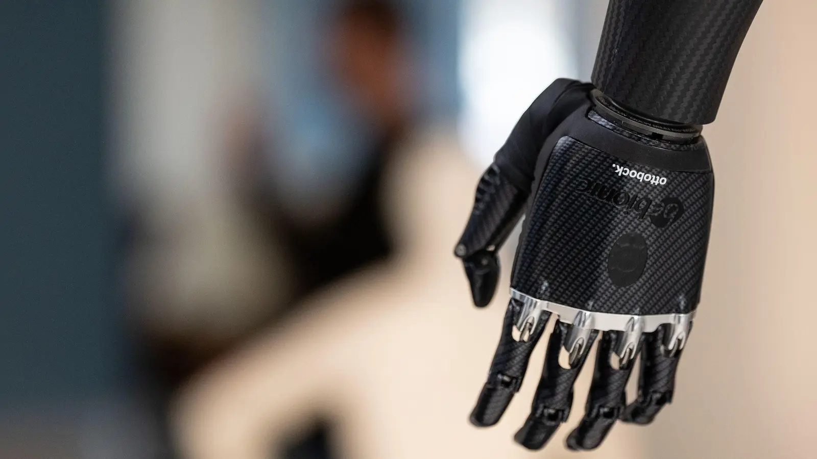 Handprothese im Showroom von Ottobock in Duderstadt. Der Orthopädietechnikhersteller geht an die Börse. (Foto: Swen Pförtner/dpa)