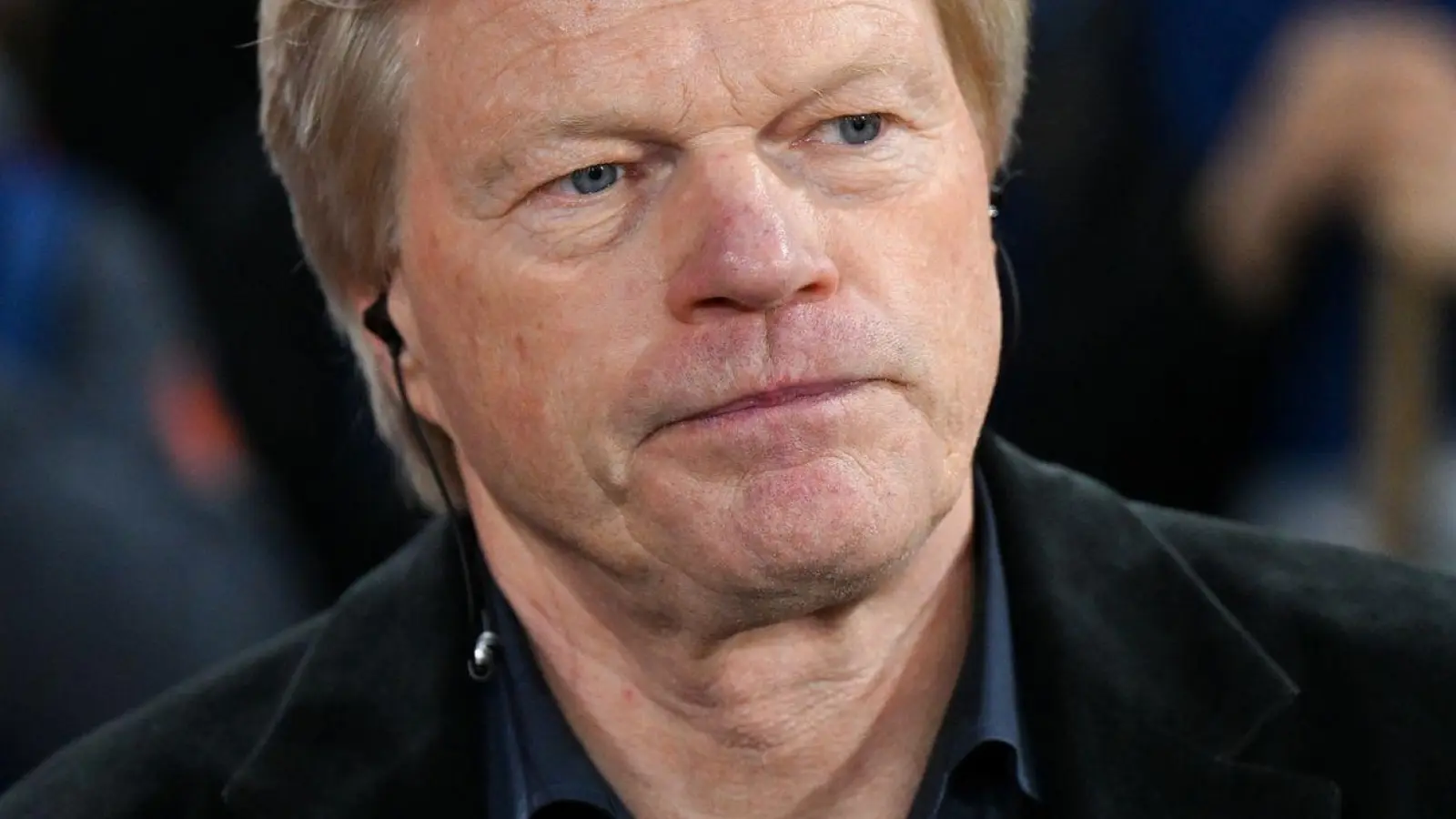 Oliver Kahn, Ex-Vorstandsvorsitzender der FC Bayern München AG, steht vor dem Spiel im Stadion. (Foto: Sven Hoppe/dpa)