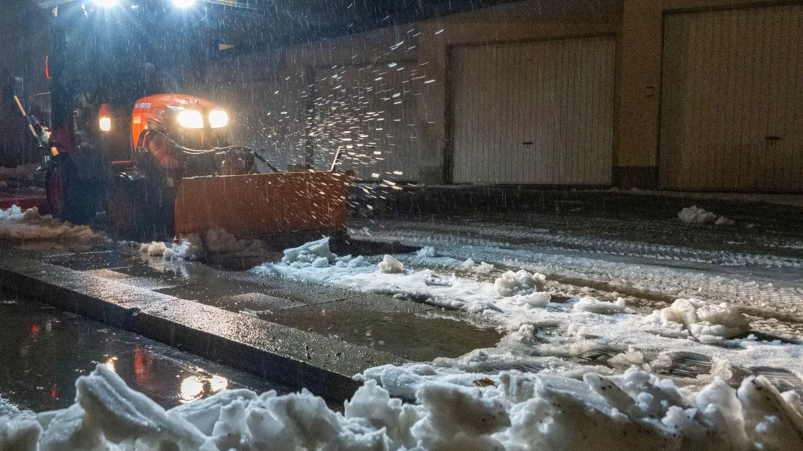 In Franken schneit es seit Sonntag heftig. (Foto: Stefan Puchner/dpa)