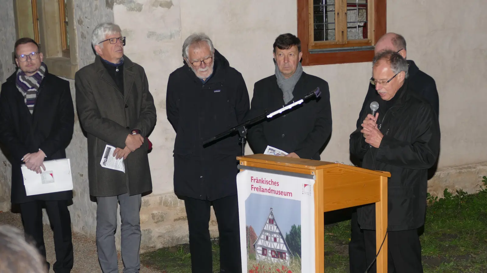 Gemeinsam wurde an die Reichspogromnacht erinnert (von links): Peter Daniel Forster, Dr. Herbert May, Dr. Wolfgang Mück, Bürgermeister Jürgen Heckel, Ulrich Herz (verdeckt) und Jürgen Hofmann. (Foto: Helmut Meixner)