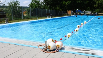 Das Schwimmbecken ist mit einer Folie abgedichtet und eignet sich deshalb eher nicht für einen Hundebadetag, der vorgeschlagen, aber abgelehnt wurde. (Foto: Luca Paul)