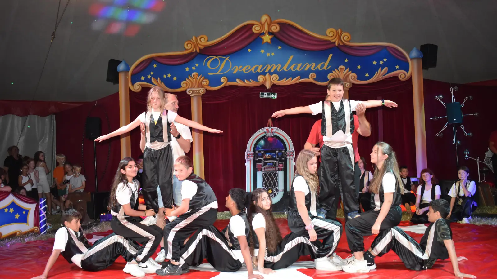 Bei ihrem Zirkusprojekt waren die Mädchen und Jungen von der Feuchtwanger Landschule engagiert bei der Sache: Nach intensiver Trainingsarbeit waren die vier Aufführungen ausverkauft. (Foto: Erich Herrmann)