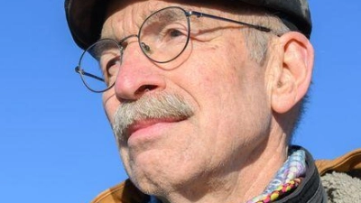 Der Künstler will die Interpretation seines Werkes anderen überlassen. (Foto: Julian Stratenschulte/dpa)