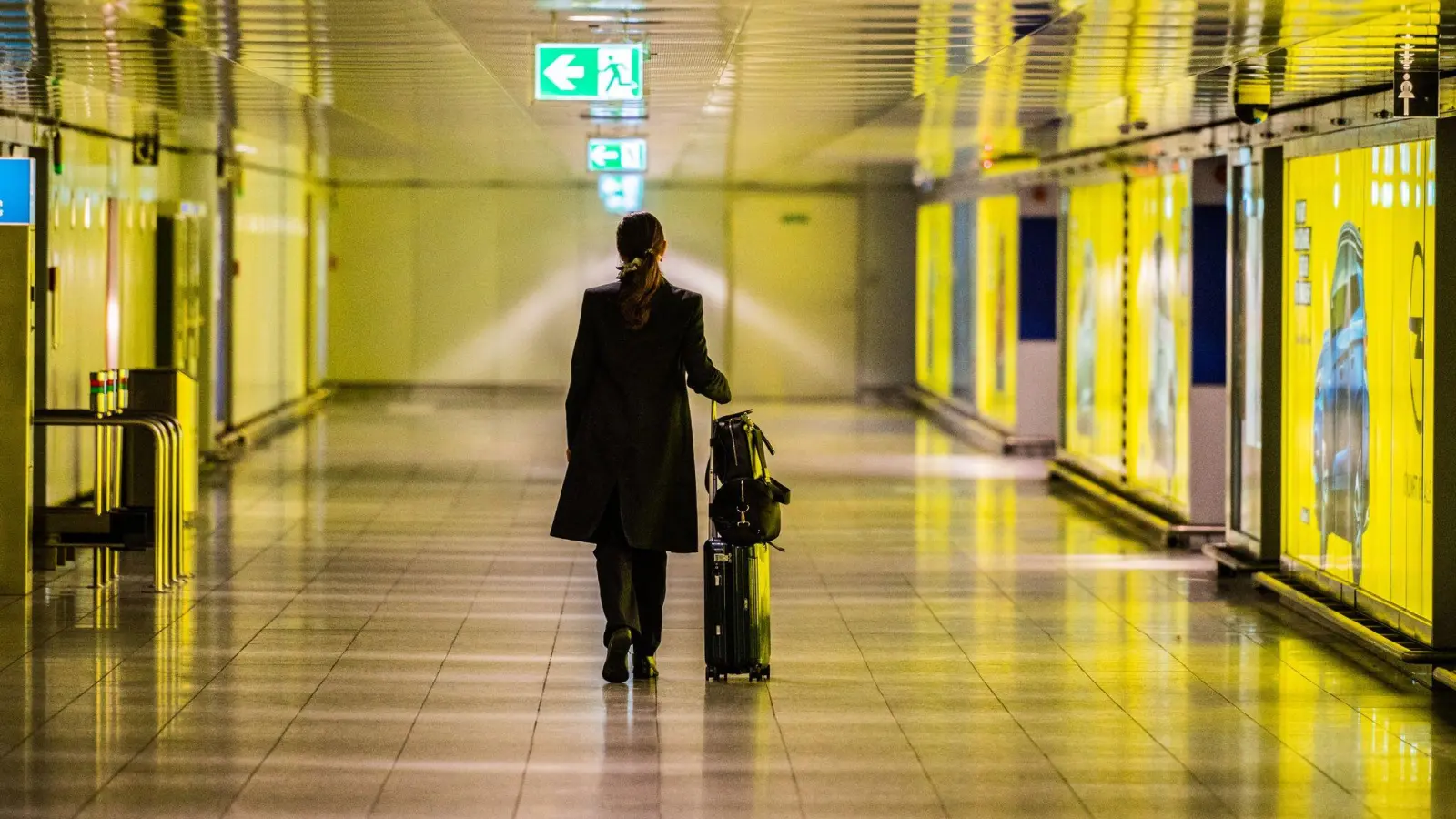 Das Klischeebild einer Geschäftsreisenden am Flughafen - das Flugzeug liegt als Verkehrsmittel klar vorne. (Symbolbild) (Foto: Andreas Arnold/dpa)