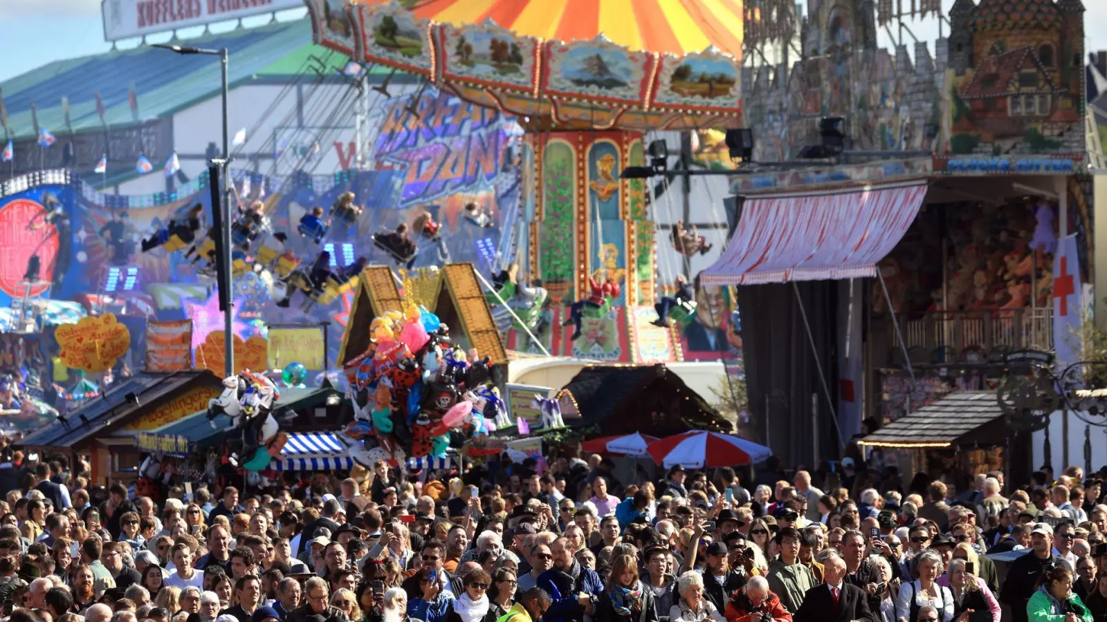 Reger Andrang am letzten Wiesn-Tag. (Foto: Karl-Josef Hildenbrand/dpa)